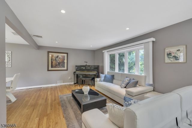71 Glendale Ave, Livingston Twp., NJ 07039