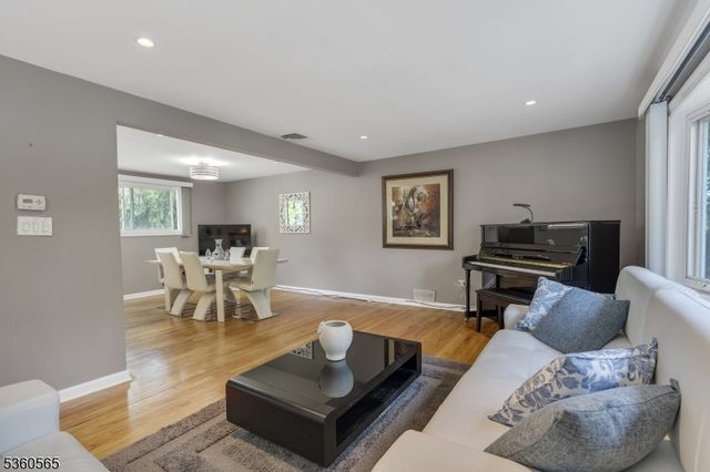 71 Glendale Ave, Livingston Twp., NJ 07039