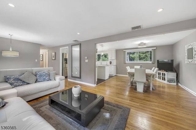 71 Glendale Ave, Livingston Twp., NJ 07039