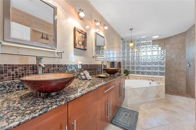 929 Marble DR, Naples, FL 34104