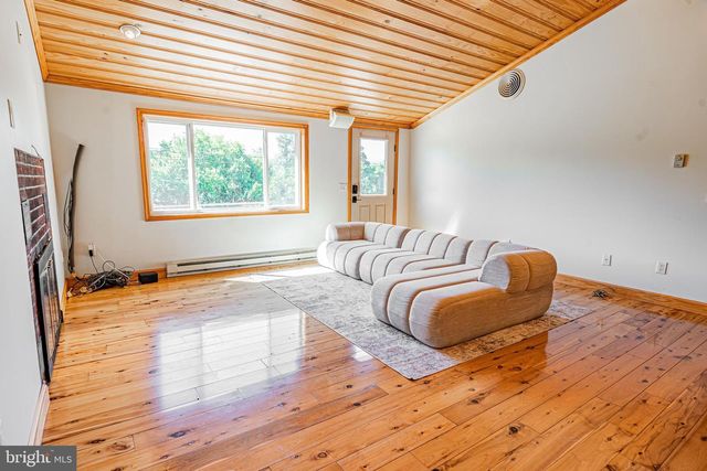 7384 S SUSQUEHANNA TRL, Port Trevorton, PA 17864