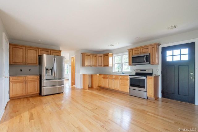 300 S Snedecor Avenue, Bayport, NY 11705
