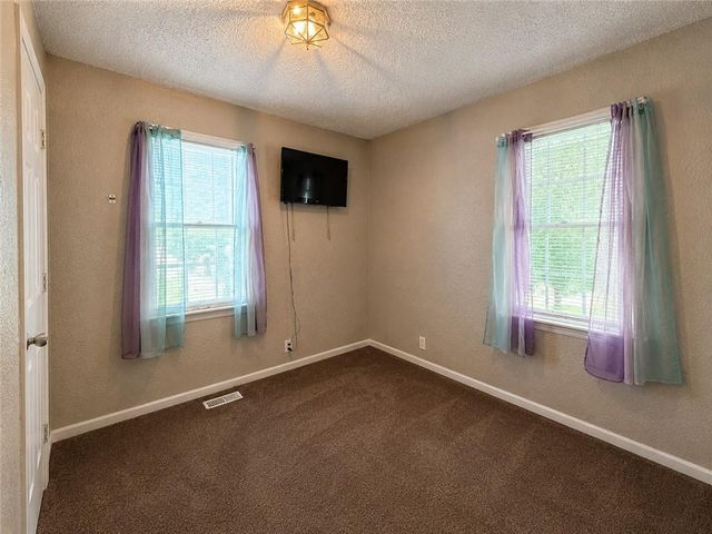 519 S Willow Avenue, Sugar Creek, MO 64053