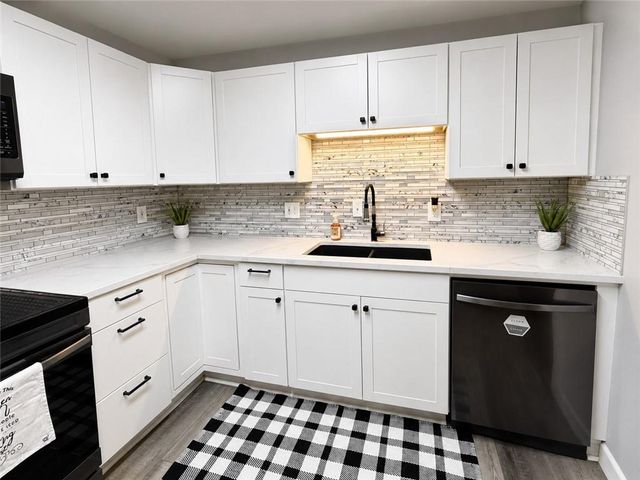 519 S Willow Avenue, Sugar Creek, MO 64053