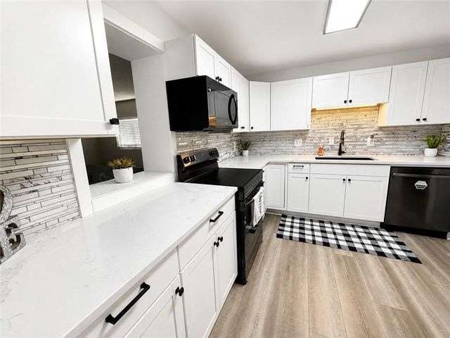 519 S Willow Avenue, Sugar Creek, MO 64053
