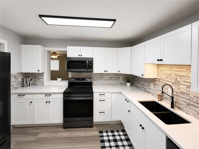 519 S Willow Avenue, Sugar Creek, MO 64053