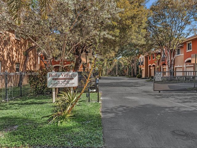 23 SE 3rd Ave, Hallandale Beach, FL 33009