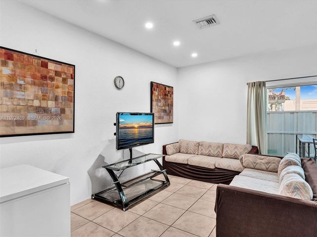 23 SE 3rd Ave, Hallandale Beach, FL 33009