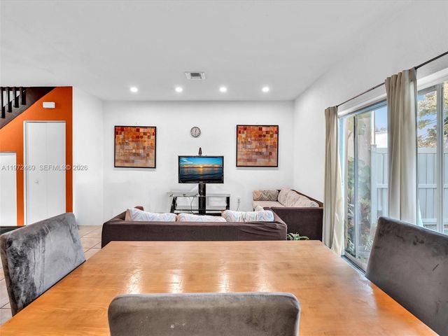 23 SE 3rd Ave, Hallandale Beach, FL 33009