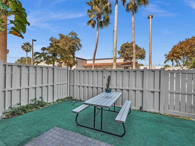 23 SE 3rd Ave, Hallandale Beach, FL 33009