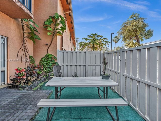 23 SE 3rd Ave, Hallandale Beach, FL 33009