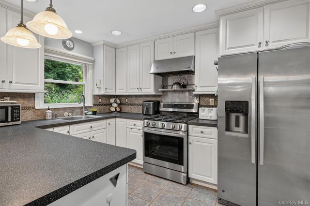 11 Lorraine Court, New City, NY 10956