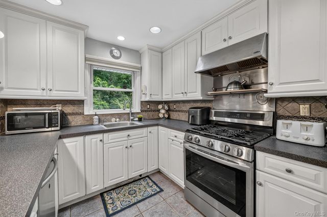 11 Lorraine Court, New City, NY 10956