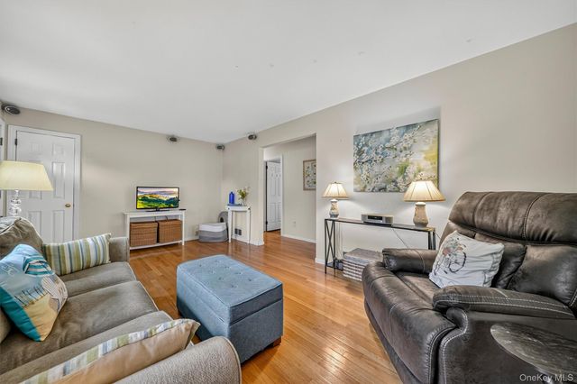 11 Lorraine Court, New City, NY 10956