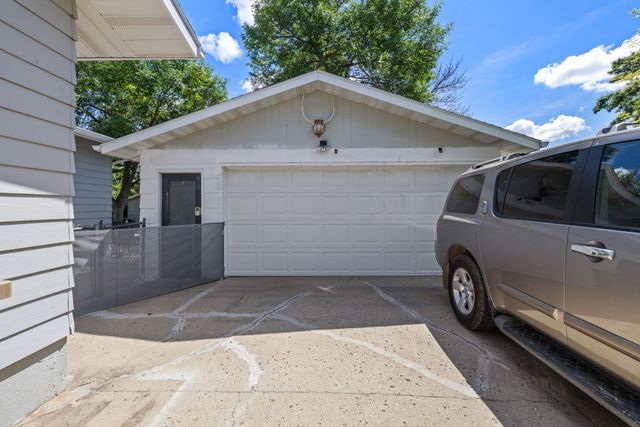 1521 2nd St SE, Minot, ND 58701