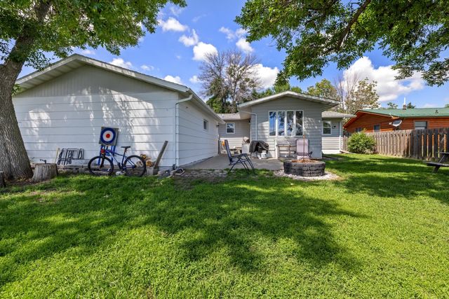 1521 2nd St SE, Minot, ND 58701