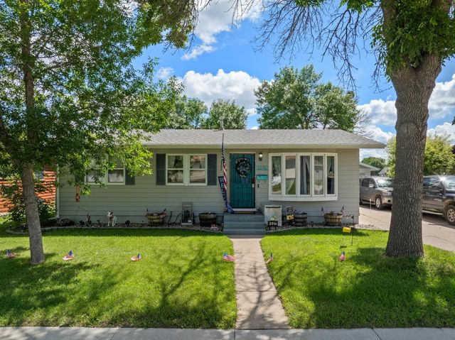 1521 2nd St SE, Minot, ND 58701