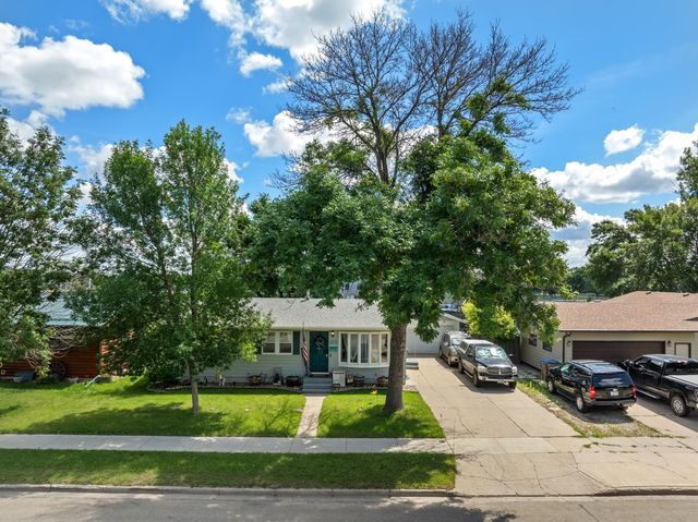 1521 2nd St SE, Minot, ND 58701