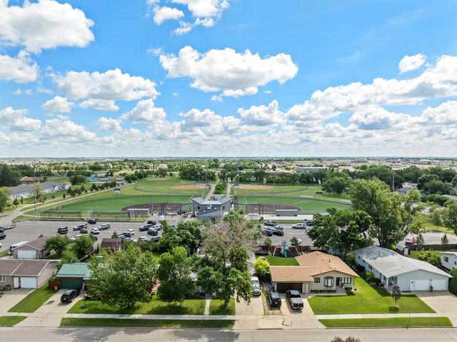 1521 2nd St SE, Minot, ND 58701