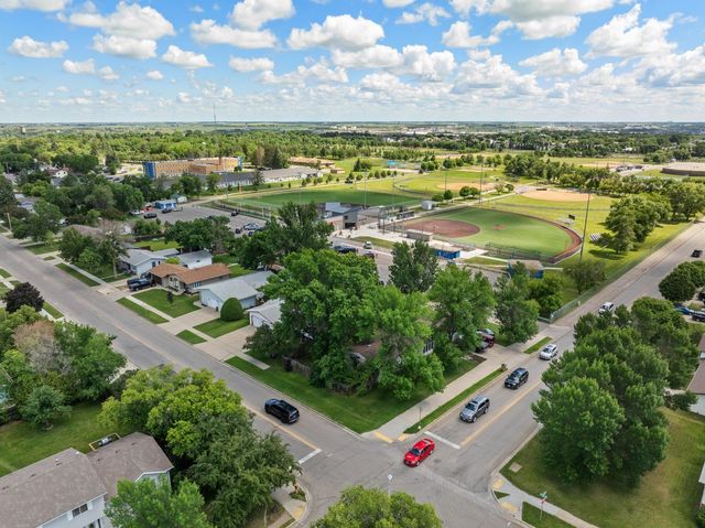 1521 2nd St SE, Minot, ND 58701