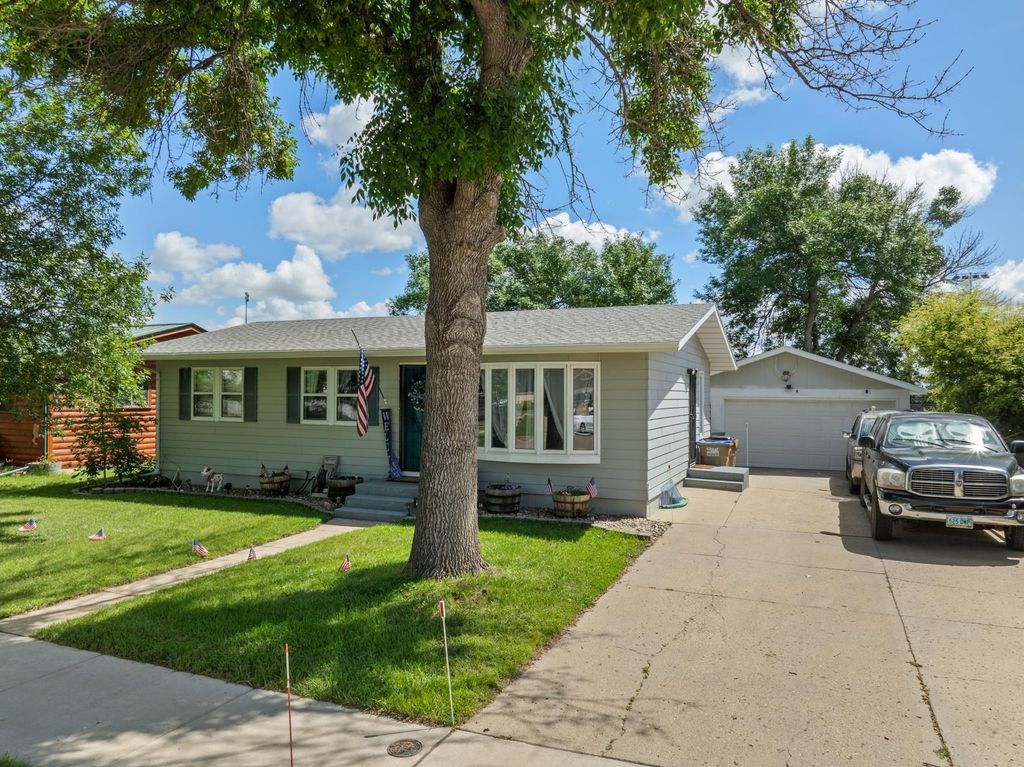 1521 2nd St SE, Minot, ND 58701