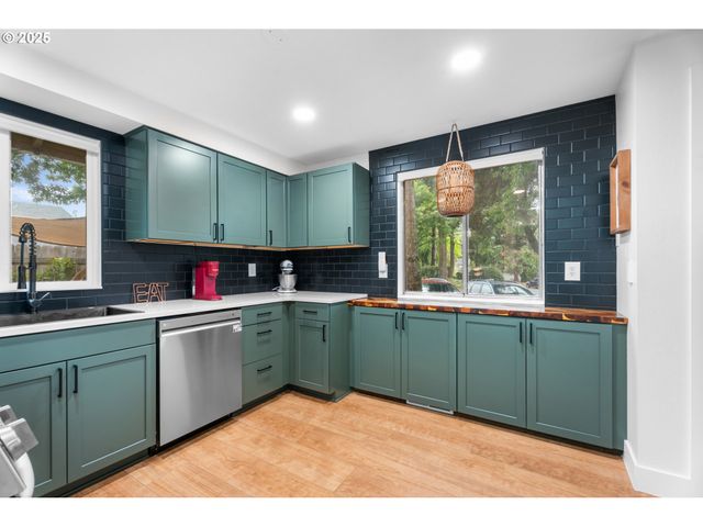 2356 Se DOVE St, Hillsboro, OR 97123