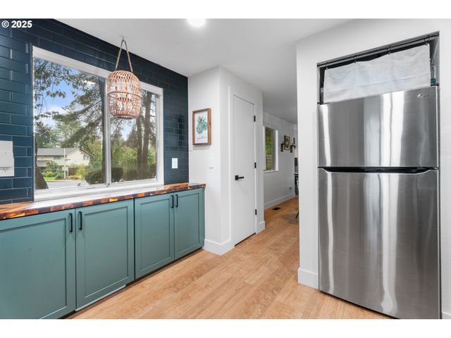2356 Se DOVE St, Hillsboro, OR 97123