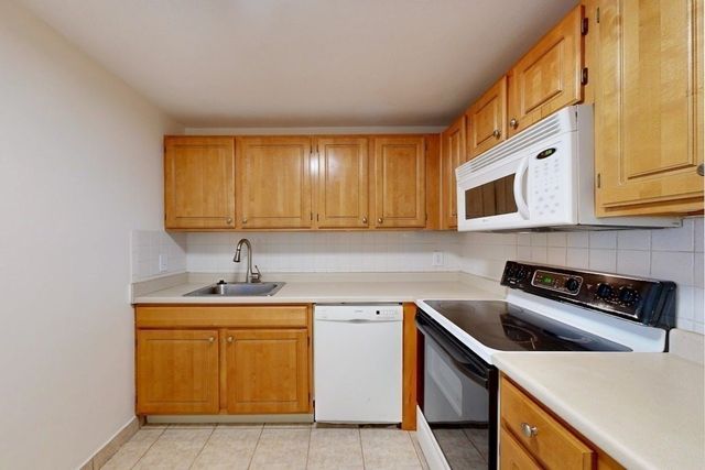 32 Whites Ave D22, Watertown, MA 02472