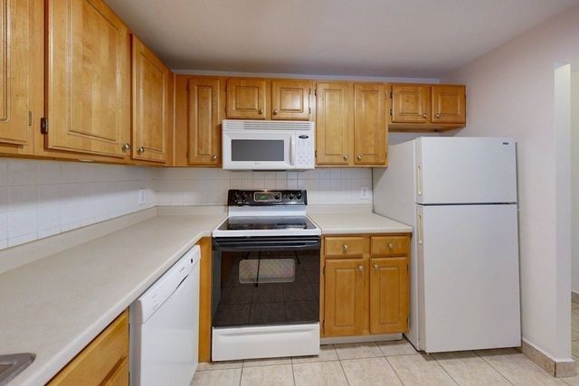 32 Whites Ave D22, Watertown, MA 02472