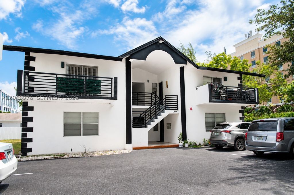 411 SE 10th St 4, Hallandale Beach, FL 33009