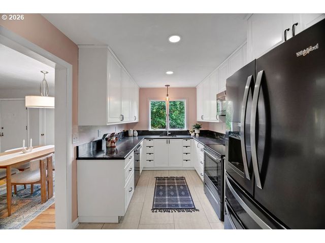 1911 Sw MARIGOLD St, Portland, OR 97219
