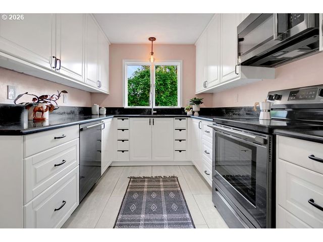 1911 Sw MARIGOLD St, Portland, OR 97219