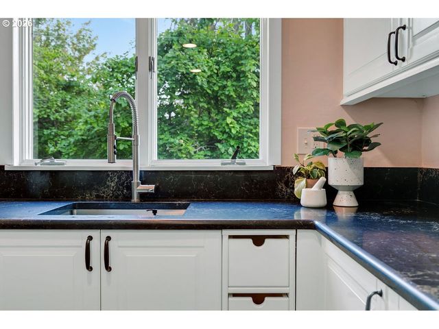 1911 Sw MARIGOLD St, Portland, OR 97219