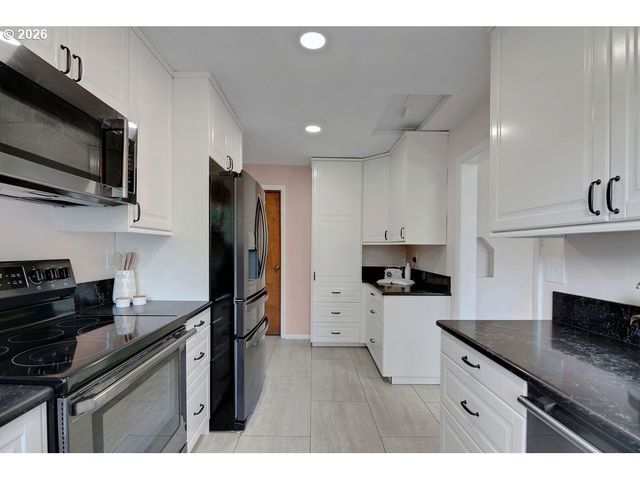 1911 Sw MARIGOLD St, Portland, OR 97219