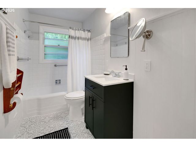 1911 Sw MARIGOLD St, Portland, OR 97219