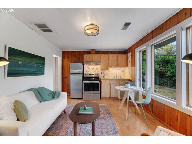 1911 Sw MARIGOLD St, Portland, OR 97219