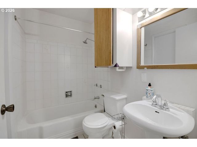 1911 Sw MARIGOLD St, Portland, OR 97219