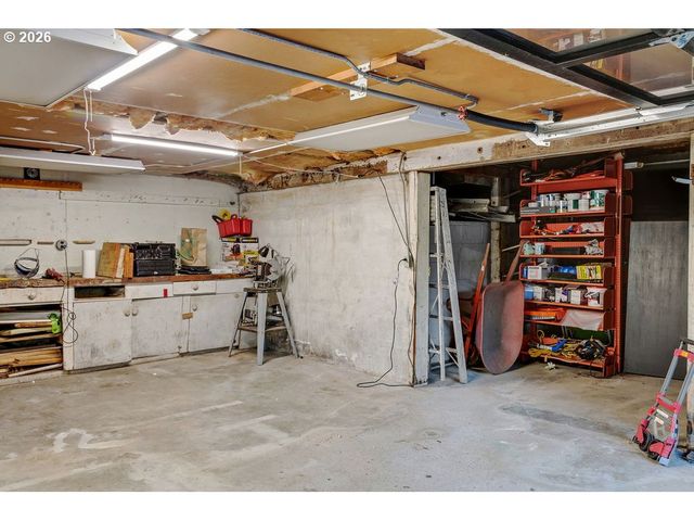 1911 Sw MARIGOLD St, Portland, OR 97219