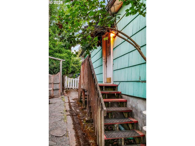 1911 Sw MARIGOLD St, Portland, OR 97219