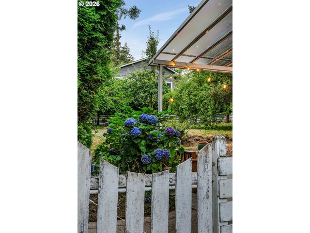 1911 Sw MARIGOLD St, Portland, OR 97219