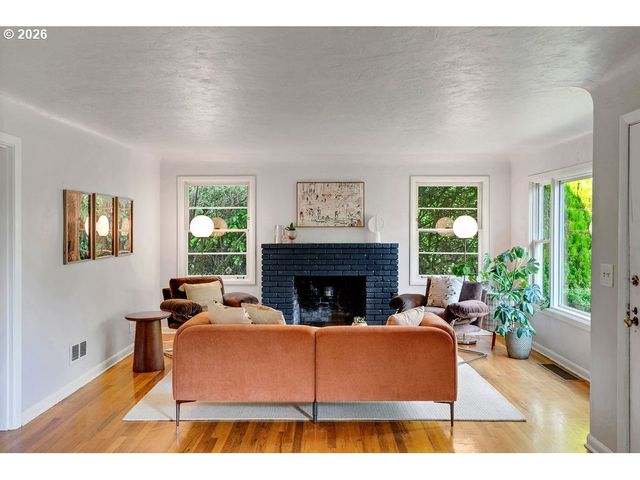 1911 Sw MARIGOLD St, Portland, OR 97219