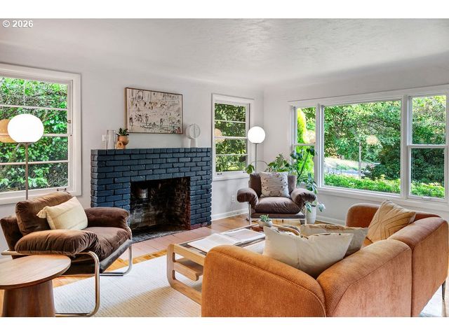 1911 Sw MARIGOLD St, Portland, OR 97219