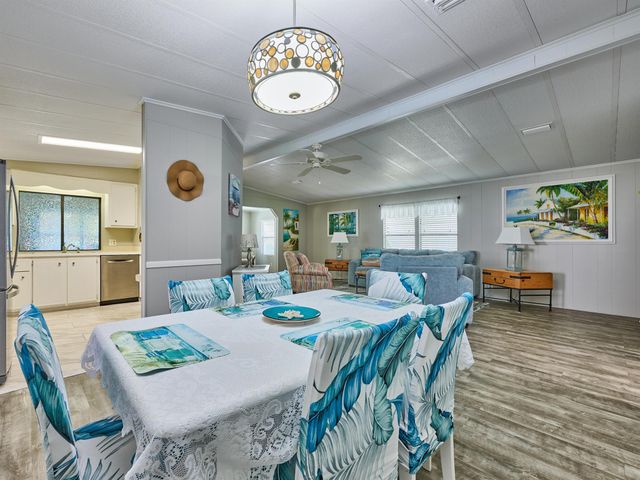 7526 SE Independence Avenue, Hobe Sound, FL 33455