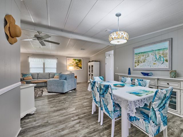 7526 SE Independence Avenue, Hobe Sound, FL 33455