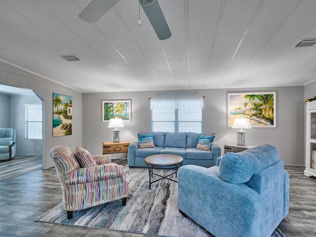 7526 SE Independence Avenue, Hobe Sound, FL 33455