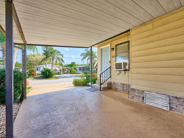 7526 SE Independence Avenue, Hobe Sound, FL 33455
