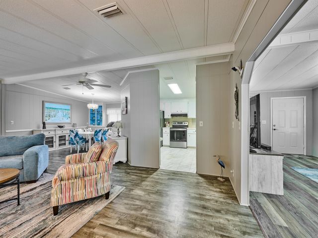 7526 SE Independence Avenue, Hobe Sound, FL 33455