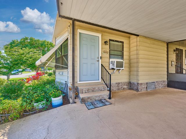 7526 SE Independence Avenue, Hobe Sound, FL 33455