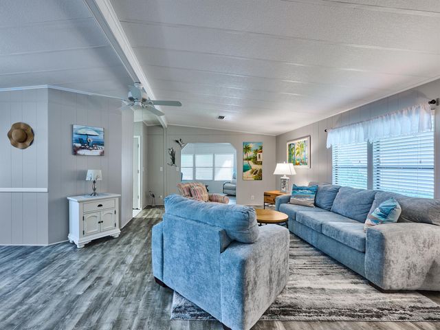 7526 SE Independence Avenue, Hobe Sound, FL 33455