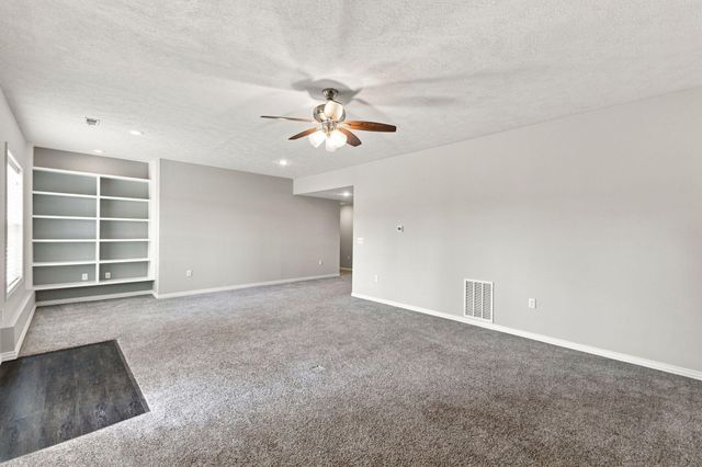 1646 N Waterstone Avenue, Springfield, MO 65802